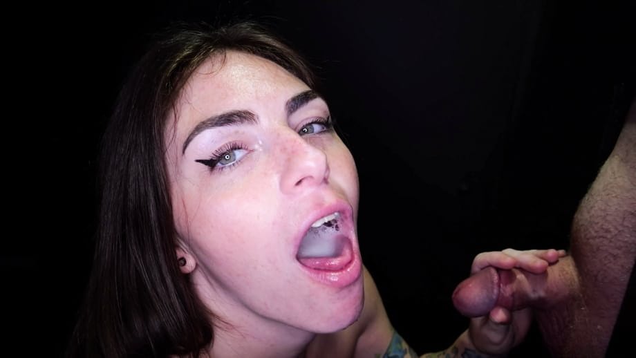 La minuscule Rhea, brune, suce une bite au gloryhole jusqu'à ce qu'une épaisse et crémeuse giclée remplisse sa bouche - 15