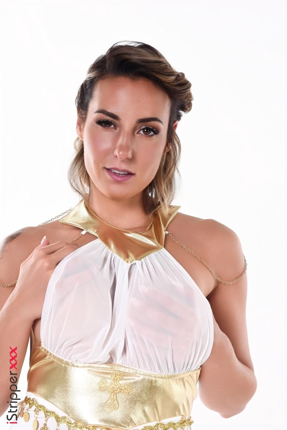 Lea Pam si spoglia in modo seducente e si masturba con un dildo - 6