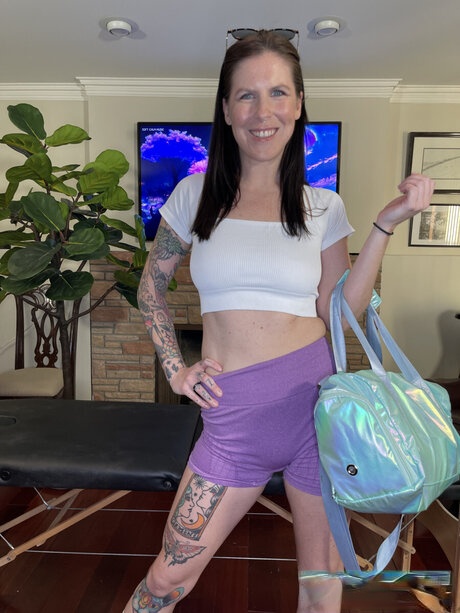 La pute tatouée de Puerto Rock, Nikki Zee, supplie pour sa charge crémeuse entre ses seins lourds et haletants - 1