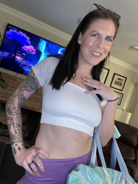 La pute tatouée de Puerto Rock, Nikki Zee, supplie pour sa charge crémeuse entre ses seins lourds et haletants - 2