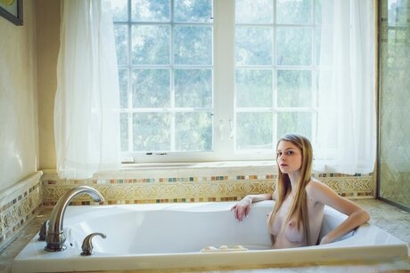 Bunny Colby en un trío caliente en la bañera, lamiendo coños con dos zorritas desnudas de tetas firmes - 14