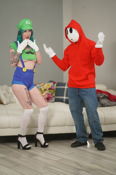 Nikki Zee écarte largement les jambes en sexy cosplay et tenues mignonne de MILF - 1