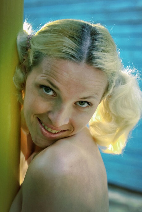 Diana: uno spogliarello impertinente nel cortile con la sua figa rasata all'aperto - 13