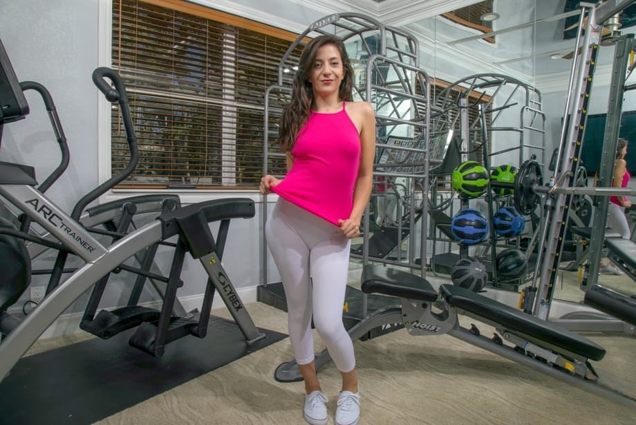 Tease fitness sensuel Natalie Brooks se déshabille nue avec un medicine ball - 1