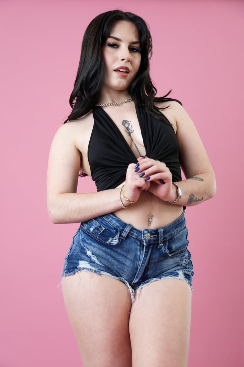 La chatte serrée de Chanel Camryn se fait marteler sans relâche par son beau-père dominant. - 2