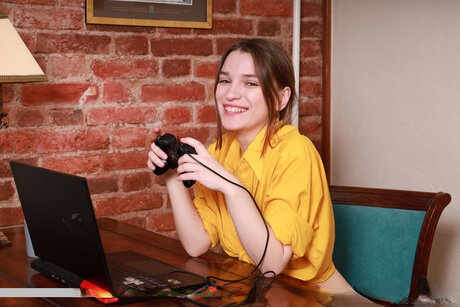 Stasia revela su pequeño cuerpo quitándose la ropa tras divertirse con videojuegos - 1