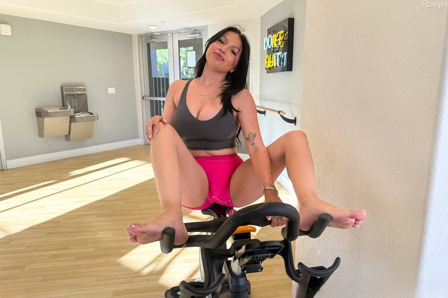 Ravyn Moore stretches her saggy tits during a daring public flashing workout - 8