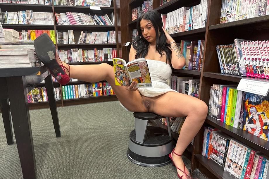 Ravyn Moore's daring nude adventure: flashing her pussy and tits at the arcade and library - 14