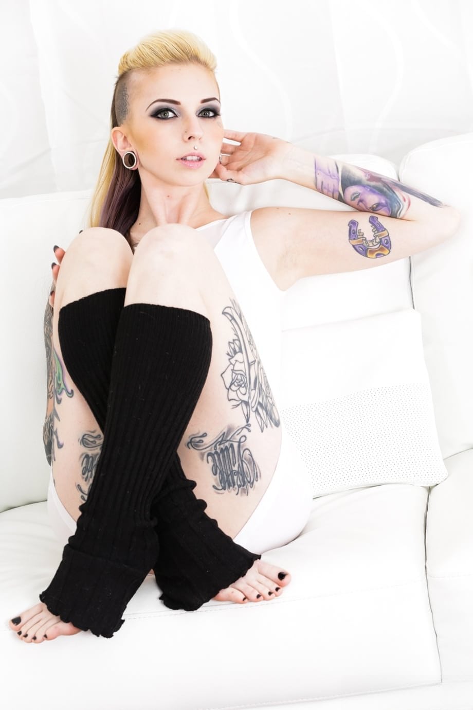 Sierra Cure's shaved pussy gleams as she reveals her perfect ass and bare feet - 3