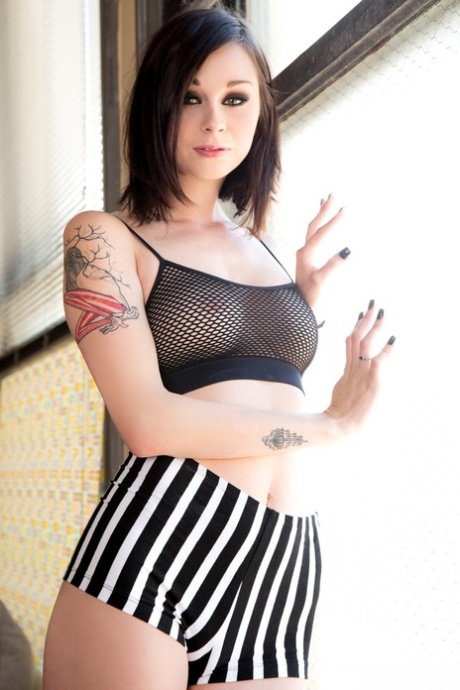Vera Drake se desviste y agarra su culo desnudo de forma juguetona - 1