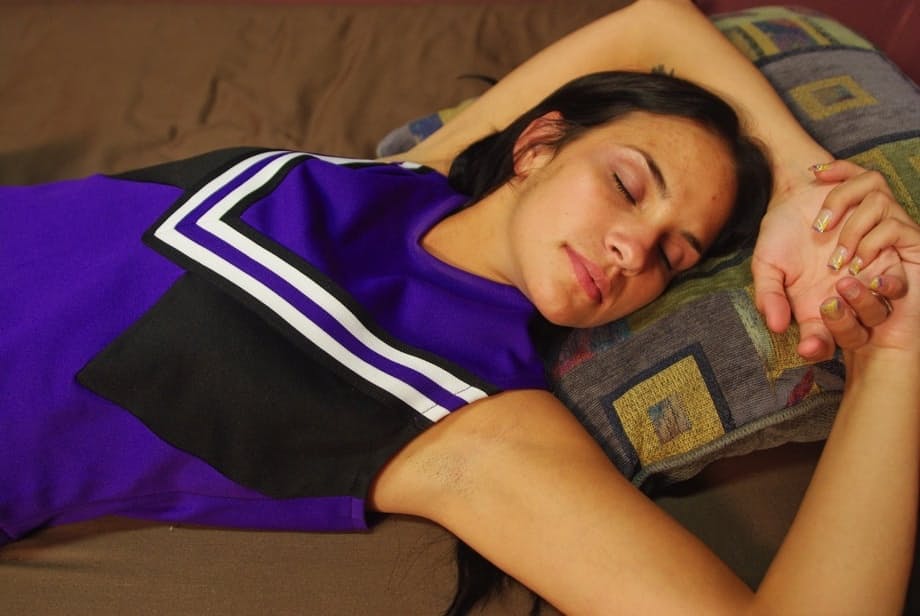 Slumbering Sindee Rose delivers sensual footjob after bold upskirt tease - 2