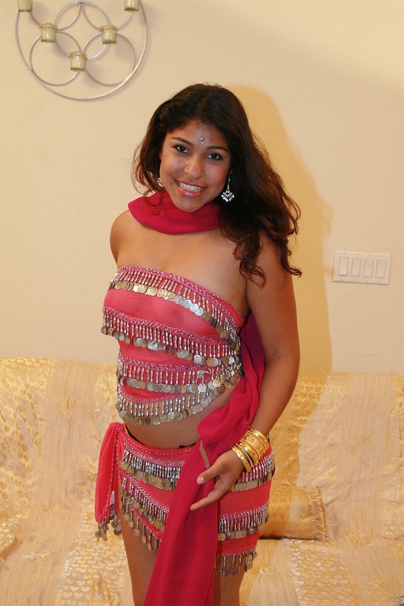 Il risky flash di Shari: una bellezze indiana scopre il suo culetto prosperoso e gli slip ardenti - 3