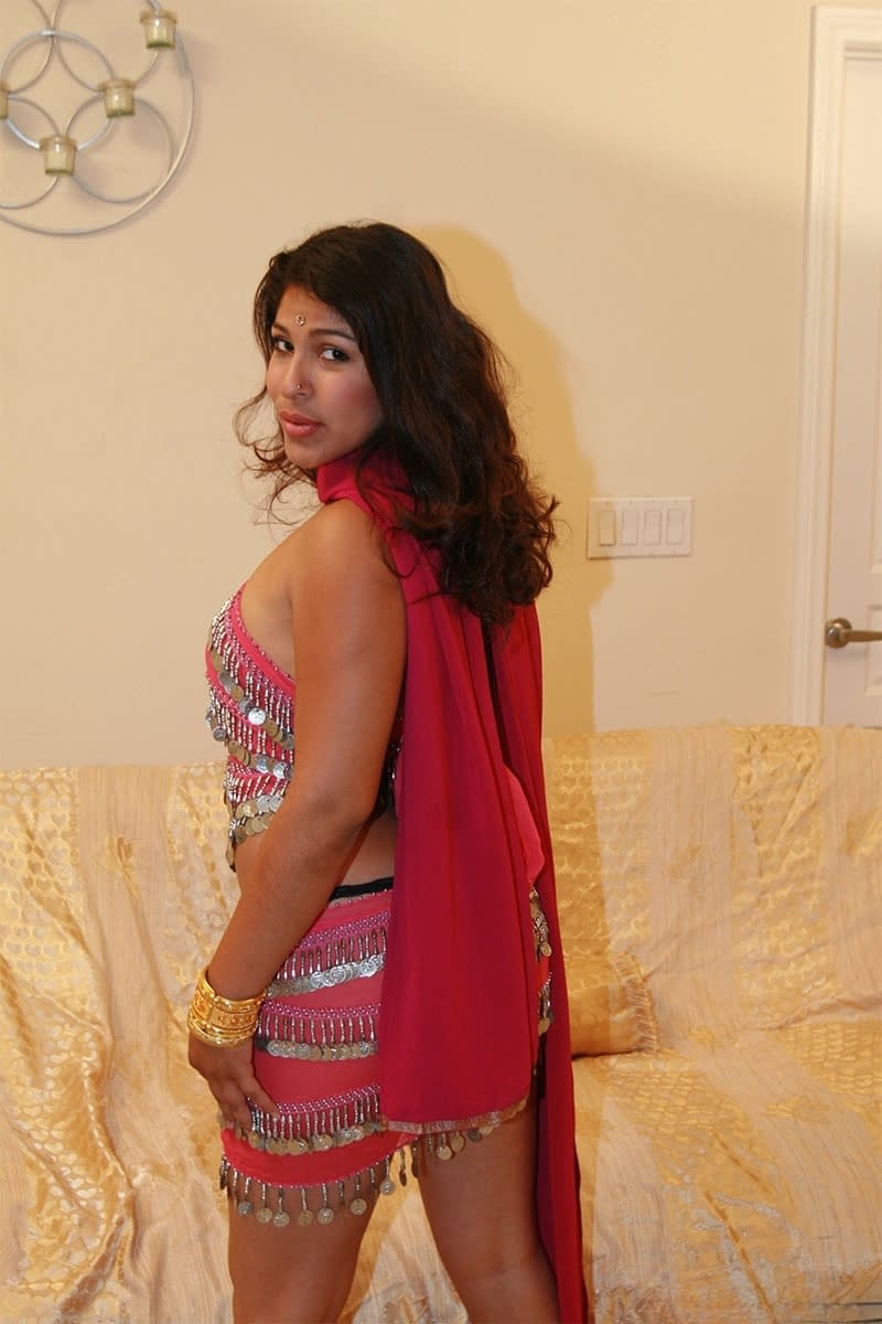 Il risky flash di Shari: una bellezze indiana scopre il suo culetto prosperoso e gli slip ardenti - 10