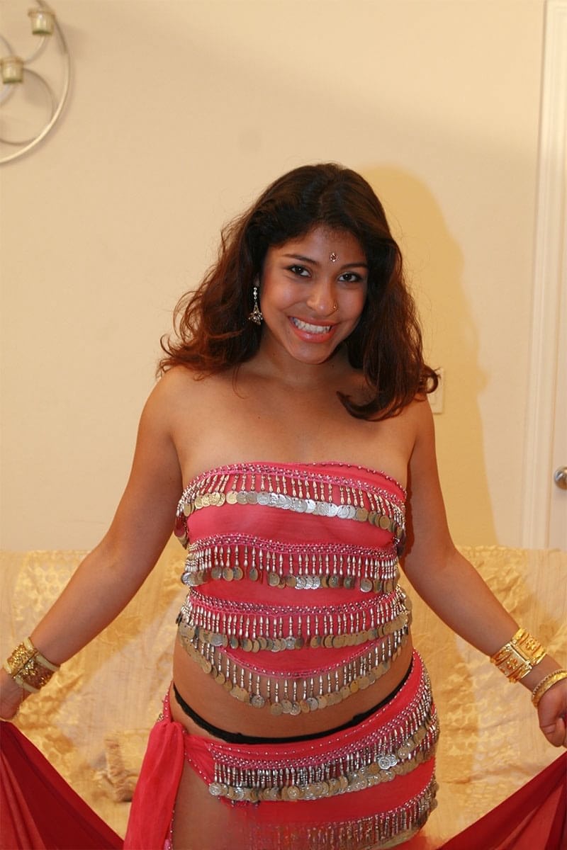 Il risky flash di Shari: una bellezze indiana scopre il suo culetto prosperoso e gli slip ardenti - 14