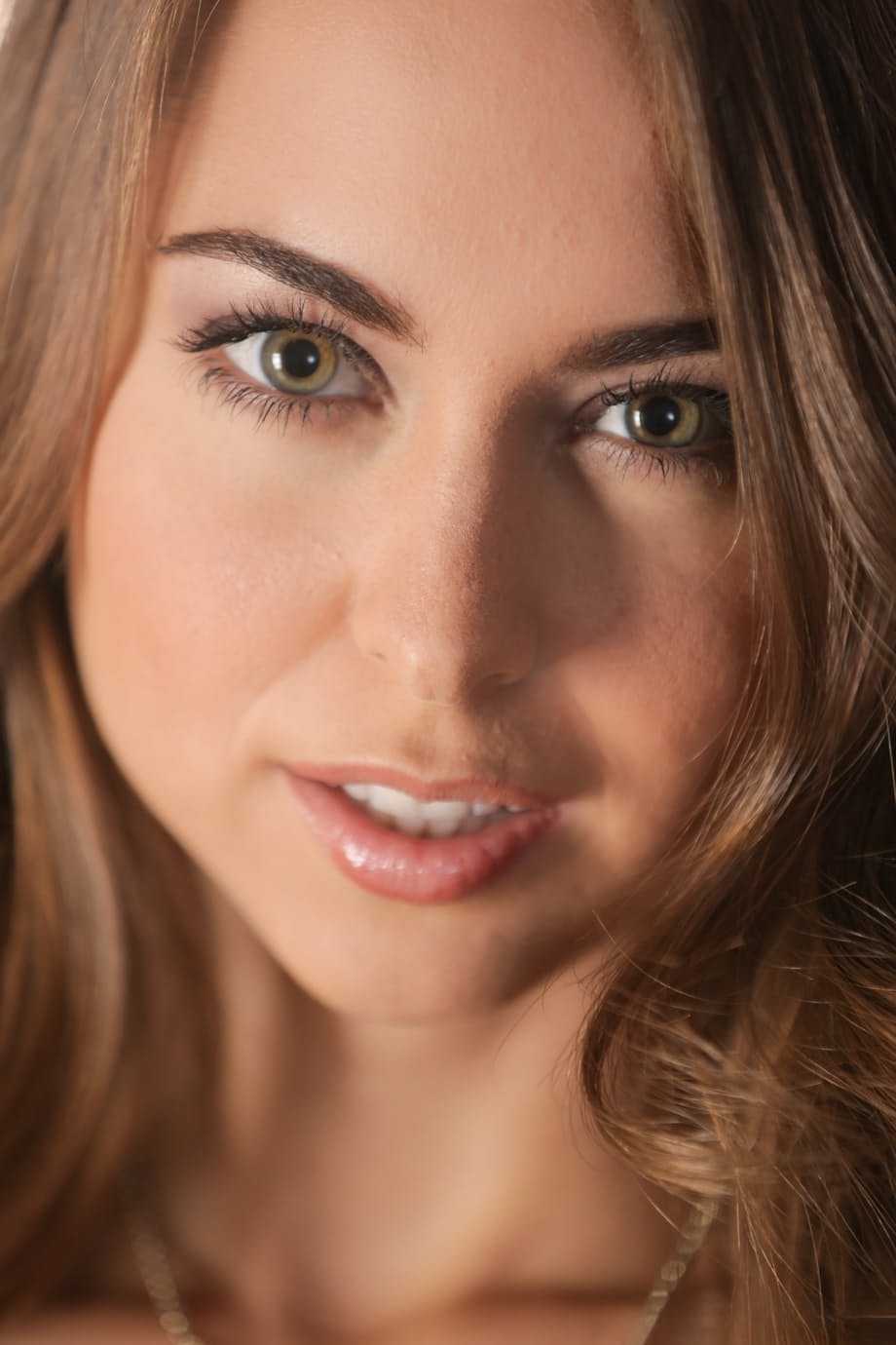 Riley Reid se quita su pequeño vestido negro dejando al descubierto sus tetas respingonas y su rajita peluda - 1