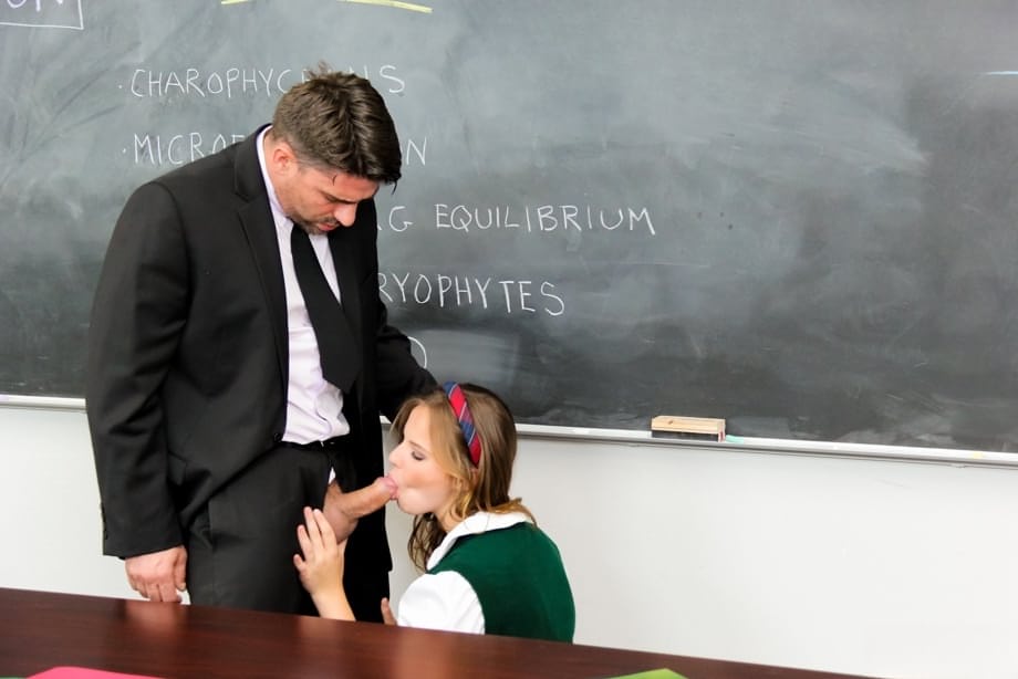 La studentessa puttanella Jillian Janson fa una pompina vogliosa all'insegnante Tony Ribas - 5