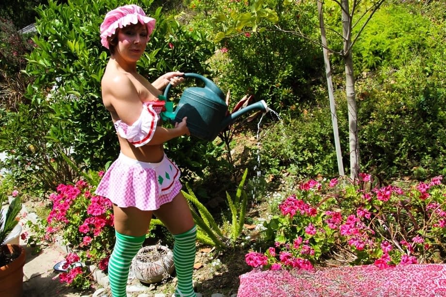 Julie Night tentadora con su culo desnudo al descubierto bajo una micro falda transparente - 11