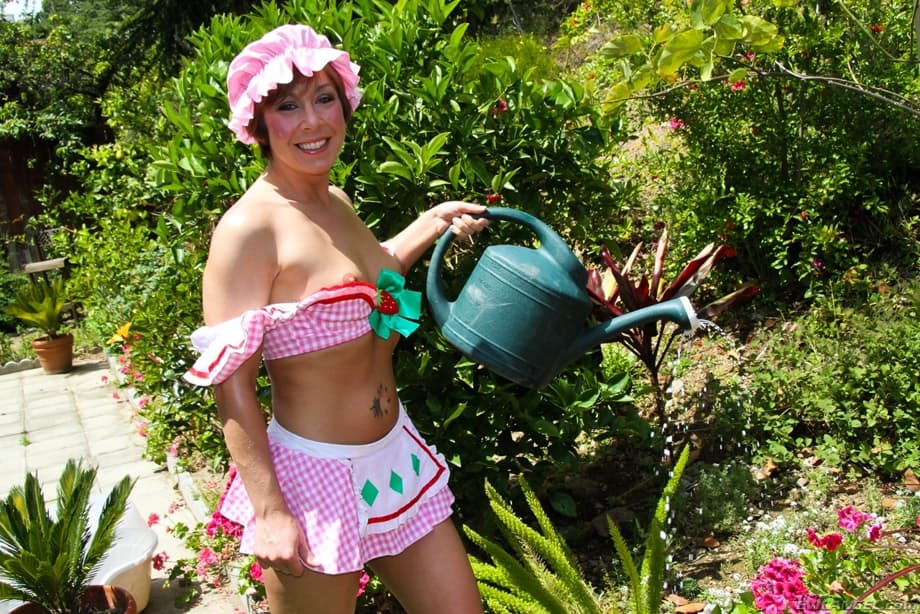 Julie Night tentadora con su culo desnudo al descubierto bajo una micro falda transparente - 14