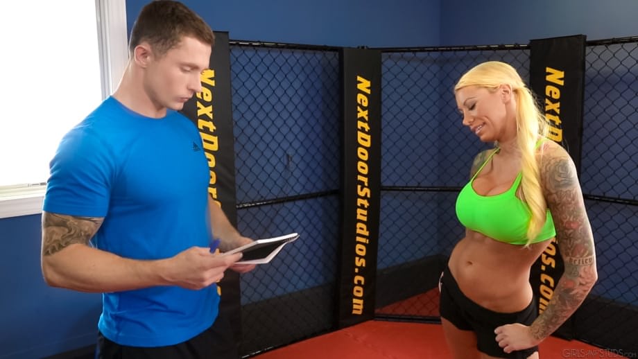 La vixen tatouée Lolly Ink reçoit des coups profonds de Markie More sur le tapis de gym - 1