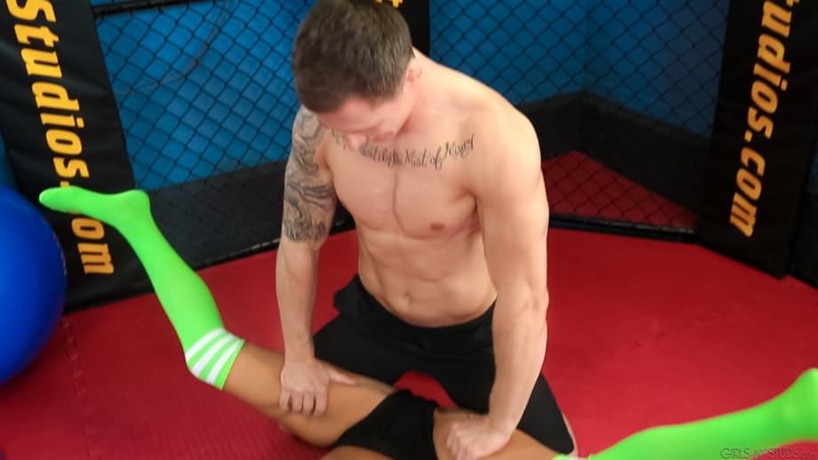 La vixen tatouée Lolly Ink reçoit des coups profonds de Markie More sur le tapis de gym - 4