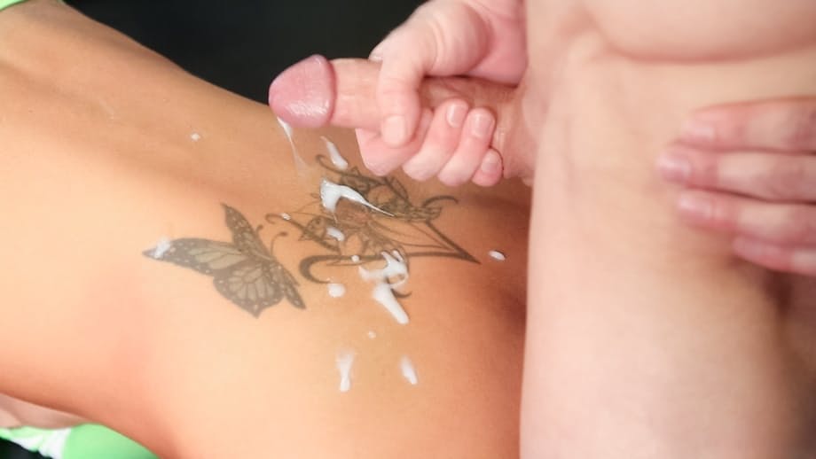 La vixen tatouée Lolly Ink reçoit des coups profonds de Markie More sur le tapis de gym - 15