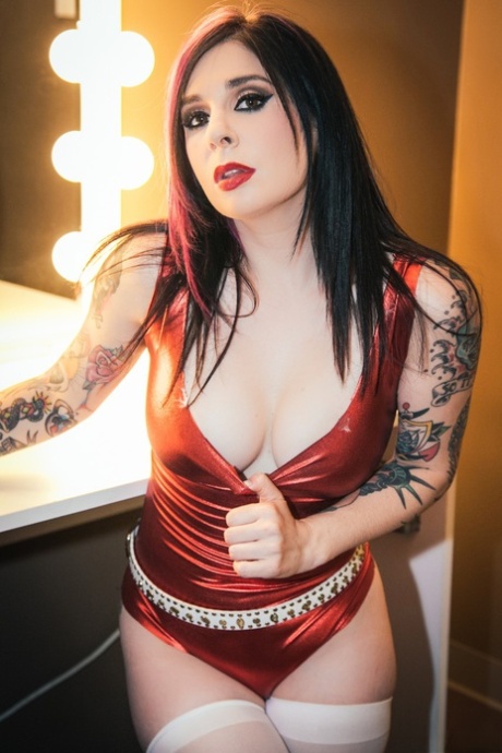 La tatuate sensation Joanna Angel domina con lucidi stivali in latex mentre allarga il suo sedere malizioso - 2