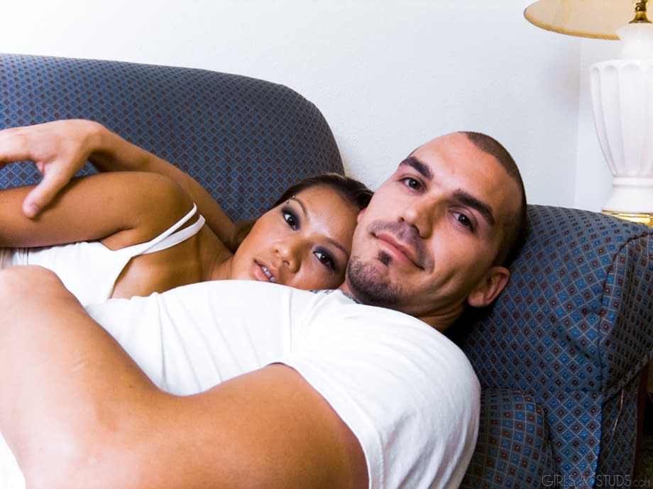 La storia erotica di Maile si sviluppa mentre la sgualdrina asiatica e il suo innamorato caucasico dotato scatenano una passione cruda e brividi hardcore - 2