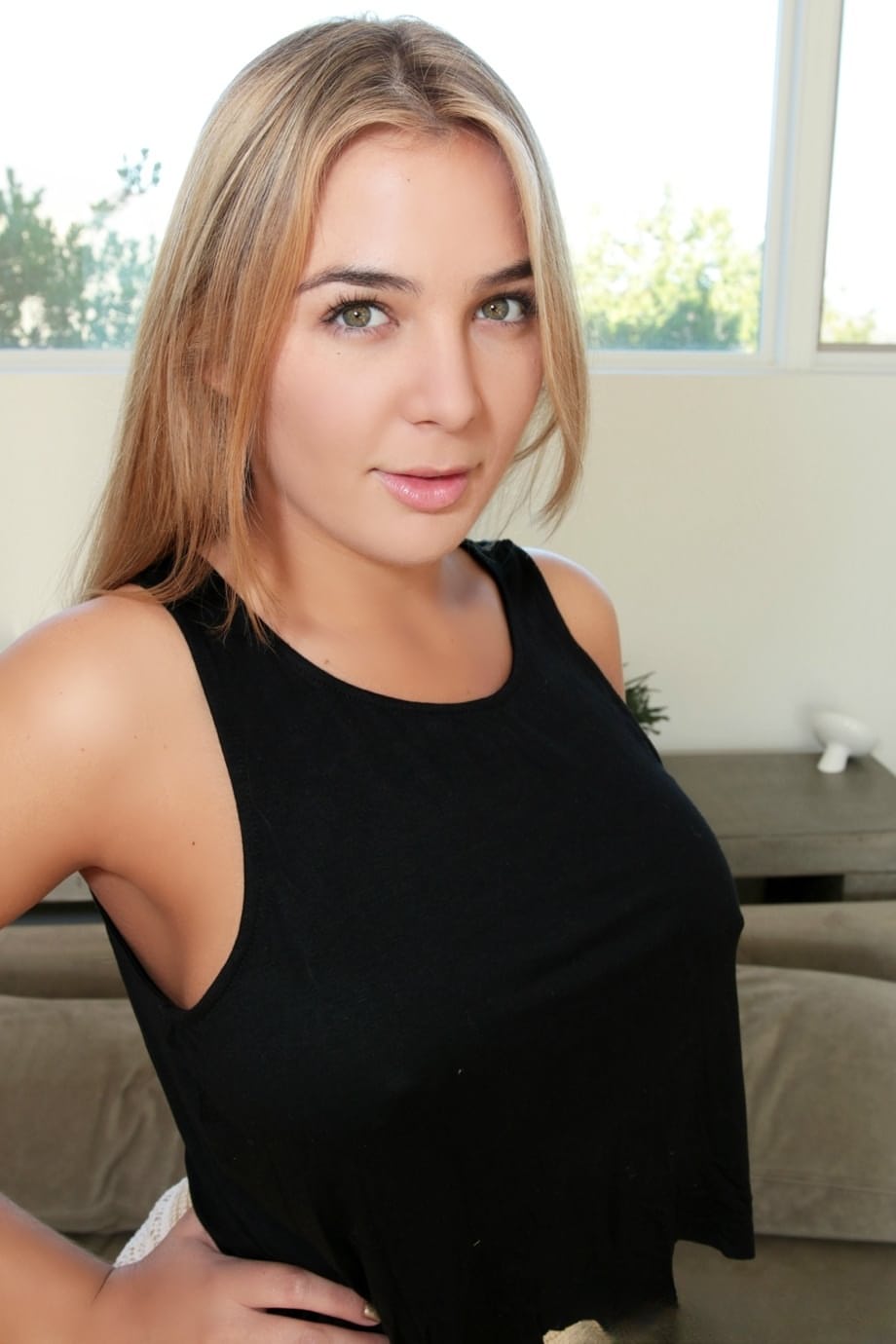 Blair Williams provoca su coño rosado apartando a un lado sus bragas de encaje - 6
