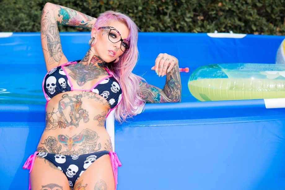 Sydnee Vicious allarga il suo culo tatuato in piscina con un micro bikini velato e occhiali - 2
