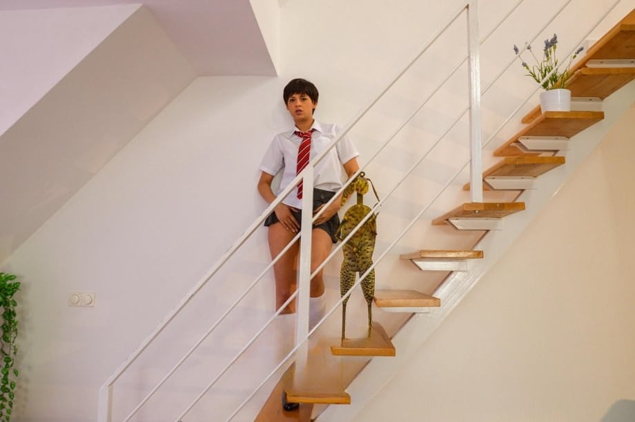 Coco De Mal se transforma en un atuendo de colegiala para complacer a un anciano caballero británico - 5