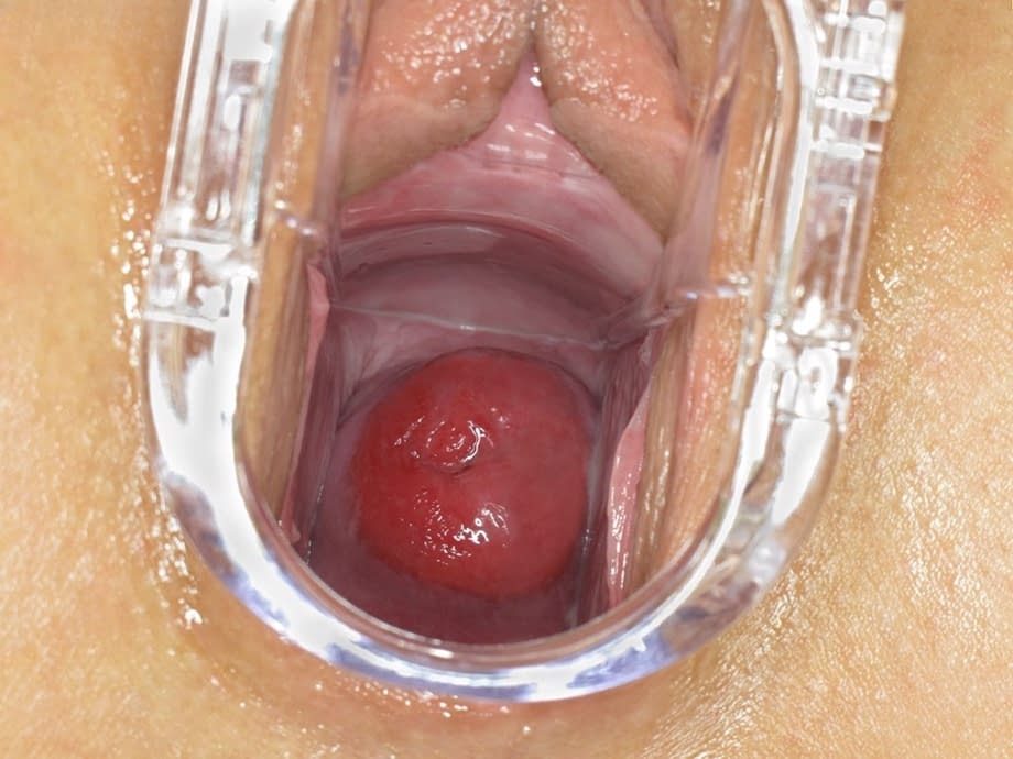Brittany Spring extiende lentamente su coño afeitado y mojado con un espéculo brillante a plena vista - 14
