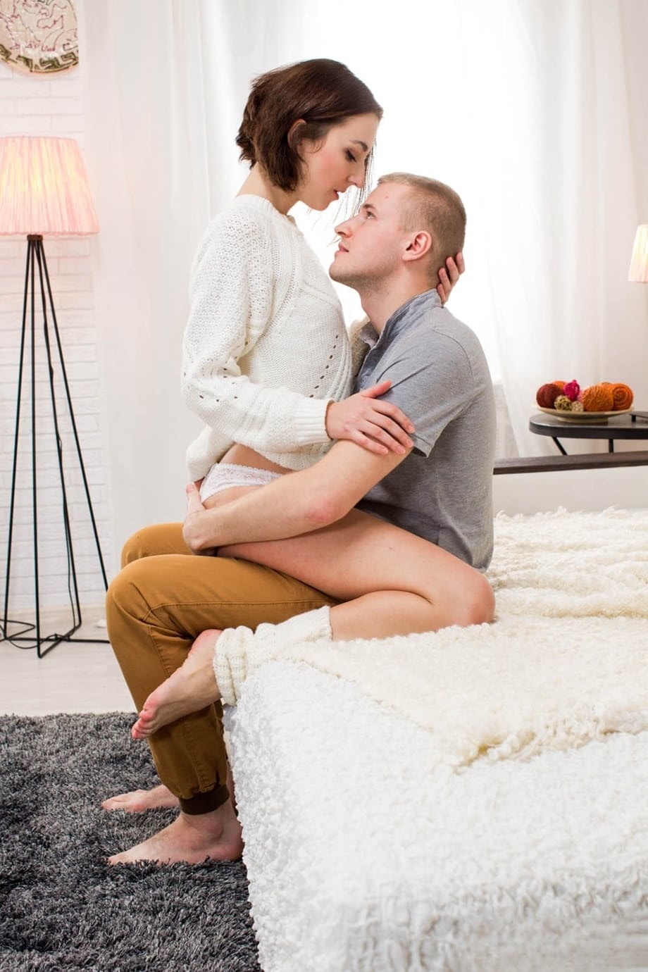 Liona Bee fa sgorgare un creampie dalle sue rosate pieghe indossando dei legwarmers a coscia alta - 2
