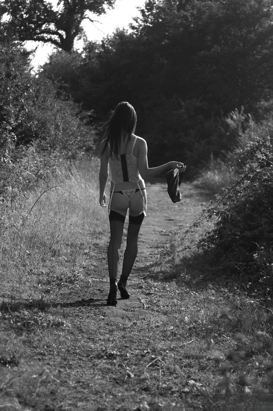 Jayme Langford met en valeur ses courbes voluptueuses dans des mises en scène sensuelles en intérieur et en extérieur. - 5