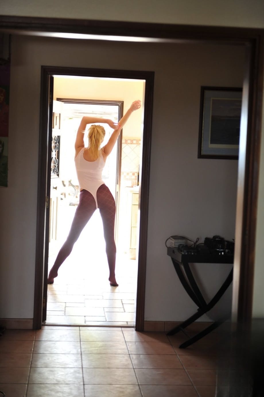 Jayme Langford met en valeur ses courbes voluptueuses dans des mises en scène sensuelles en intérieur et en extérieur. - 9