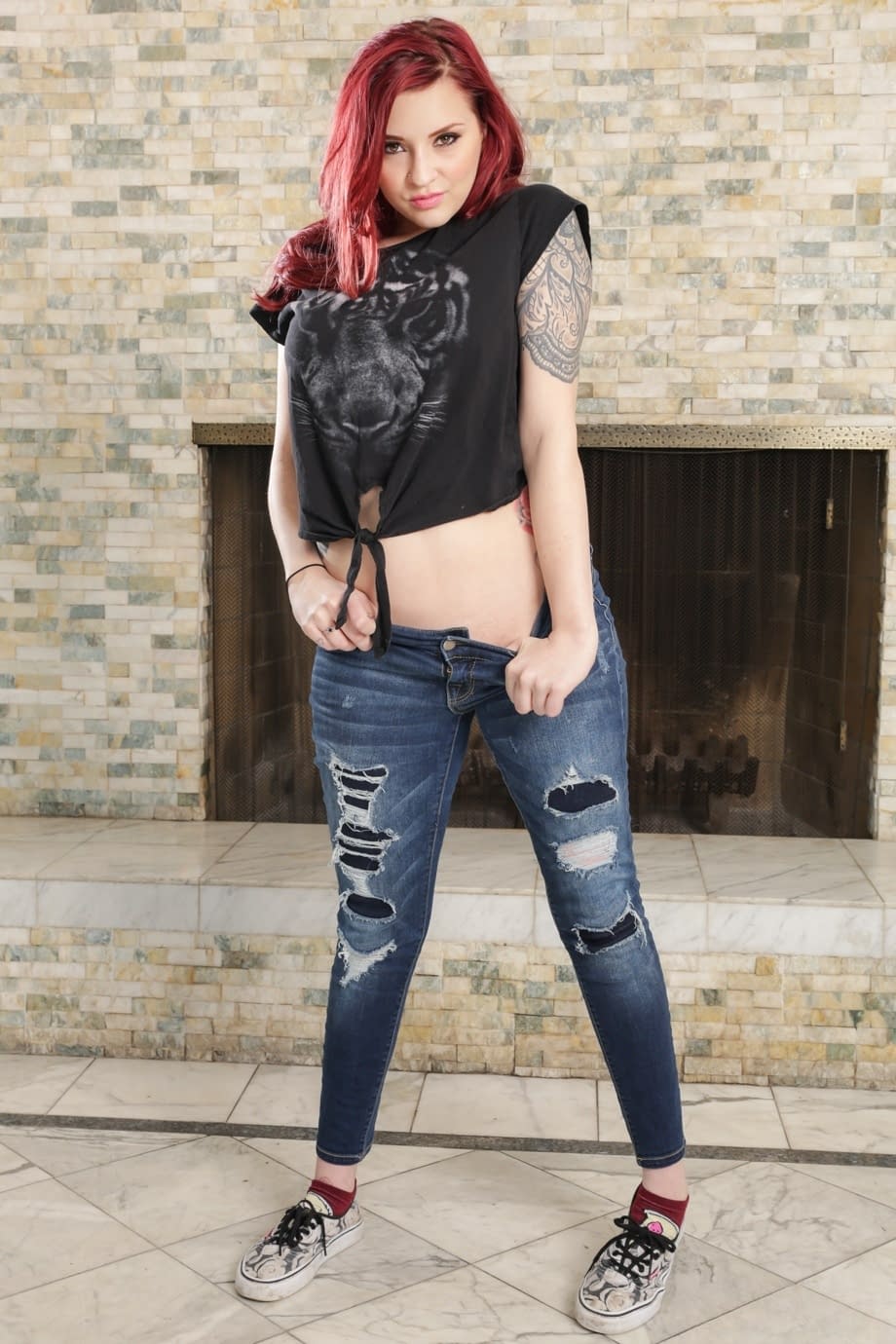 Amber Ivy mentre si spoglia crude e mostra il suo grosso e succoso culo - 1