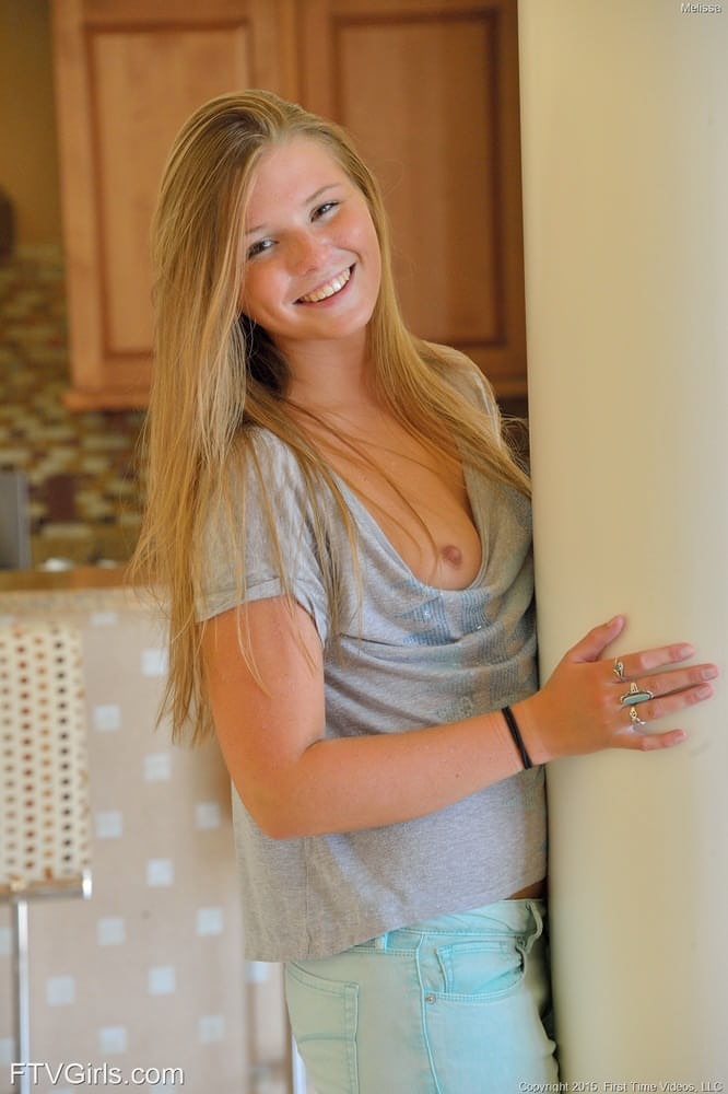 Melissa May si spoglia sul prato e si masturba all'interno - 5