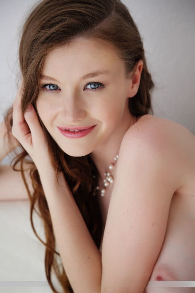L’affascinante Emily Bloom espone le sue perfette tette castane e la sua liscia e rosa passera - 7