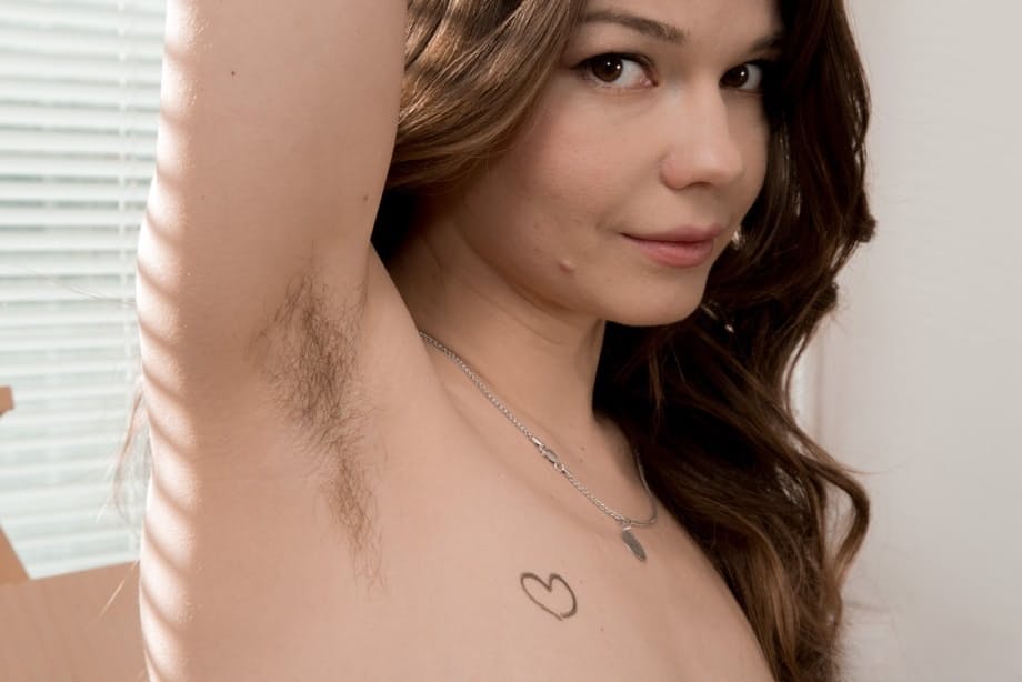 Miranda stuzzica la telecamera mostrando la sua passera rasata di fresco e le sue irresistibili ascelle depilate - 7