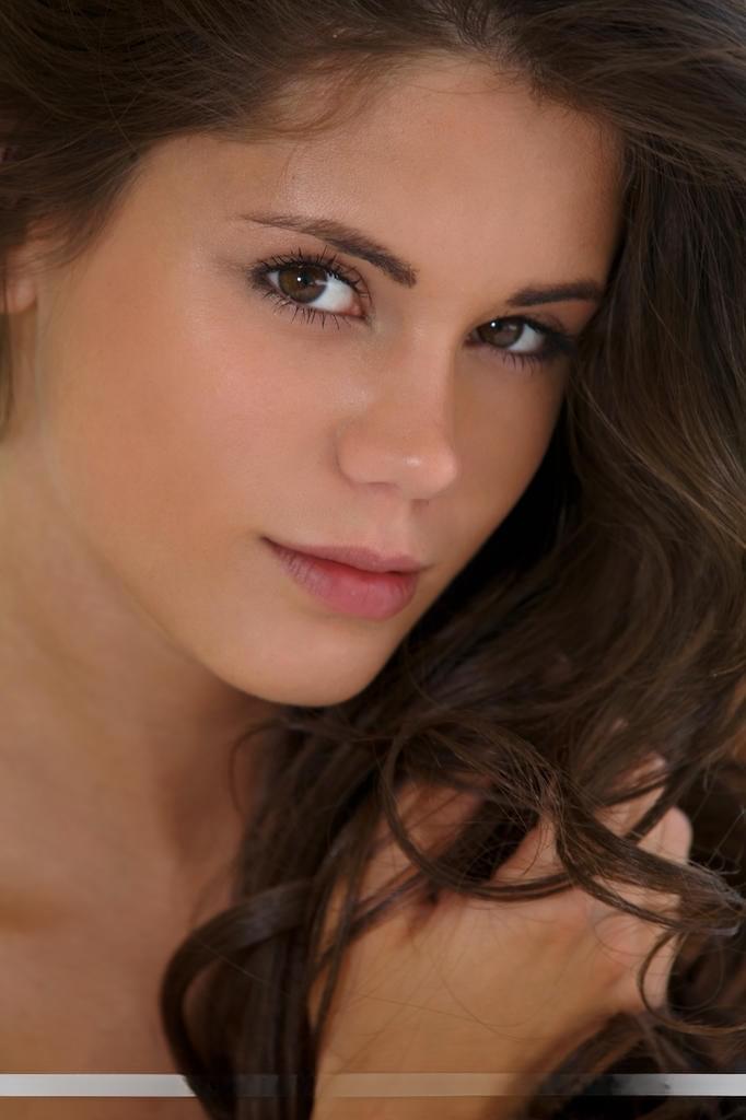 Little Caprice se desviste de manera seductora quitándose su lencería de encaje para posar glamurosamente con un toque desenfrenado - 18