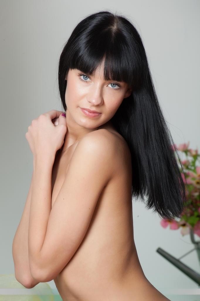 La voluptuosa morena Angel E se desnuda seductoramente, revelando sus diminutas tetas respingonas y su delicioso culito pequeño - 18