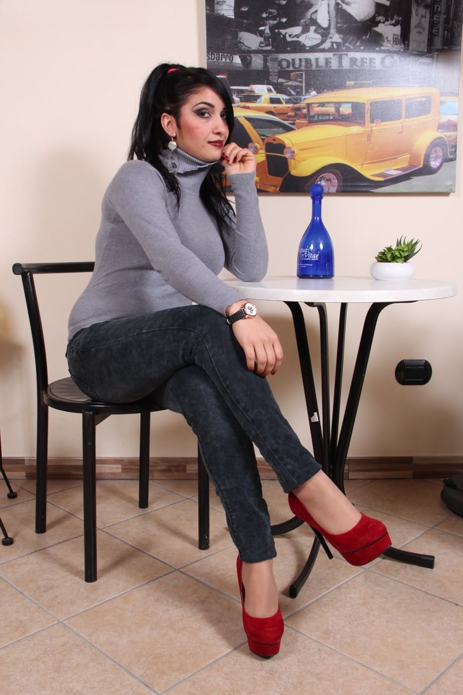 Sharon dévoile ses pieds luxurieux gainés de nylon en sortant lentement ses escarpins rouges vif. - 1