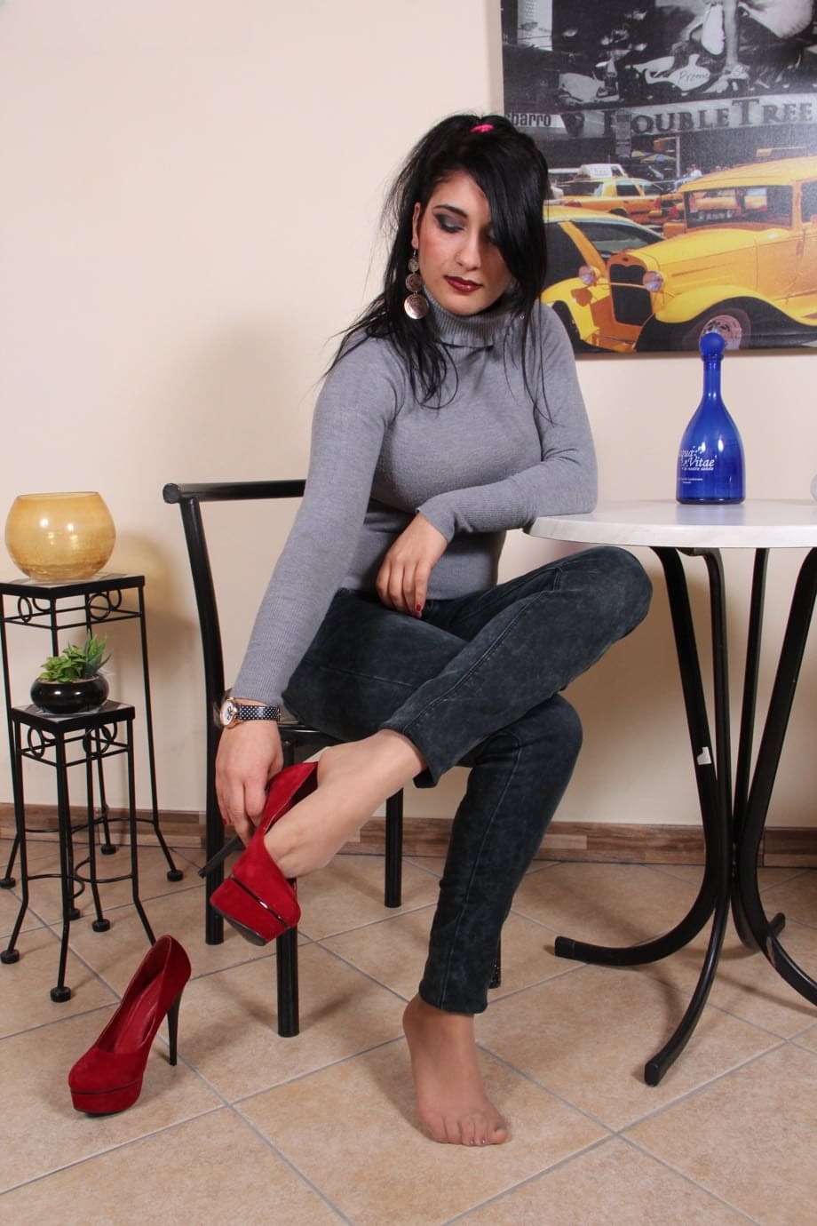 Sharon dévoile ses pieds luxurieux gainés de nylon en sortant lentement ses escarpins rouges vif. - 7