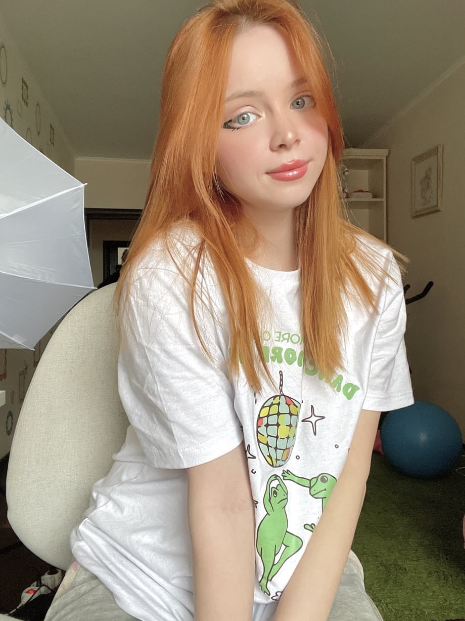 Peachy stuzzica la sua fica rossa grondante e i seni lentigginosi in una galleria hardcore fetish di OnlyFans - 8