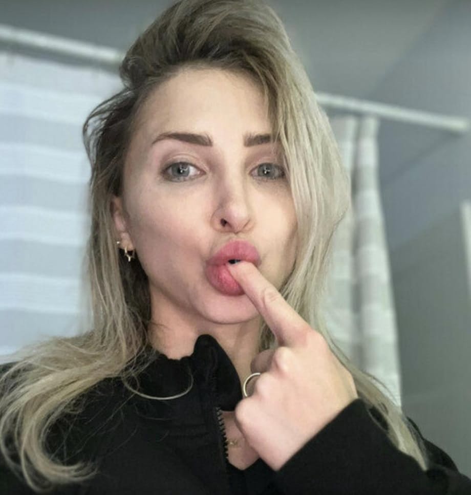 Voluptuous Alix Lynx licks her lips and flashes perfect tits - 13