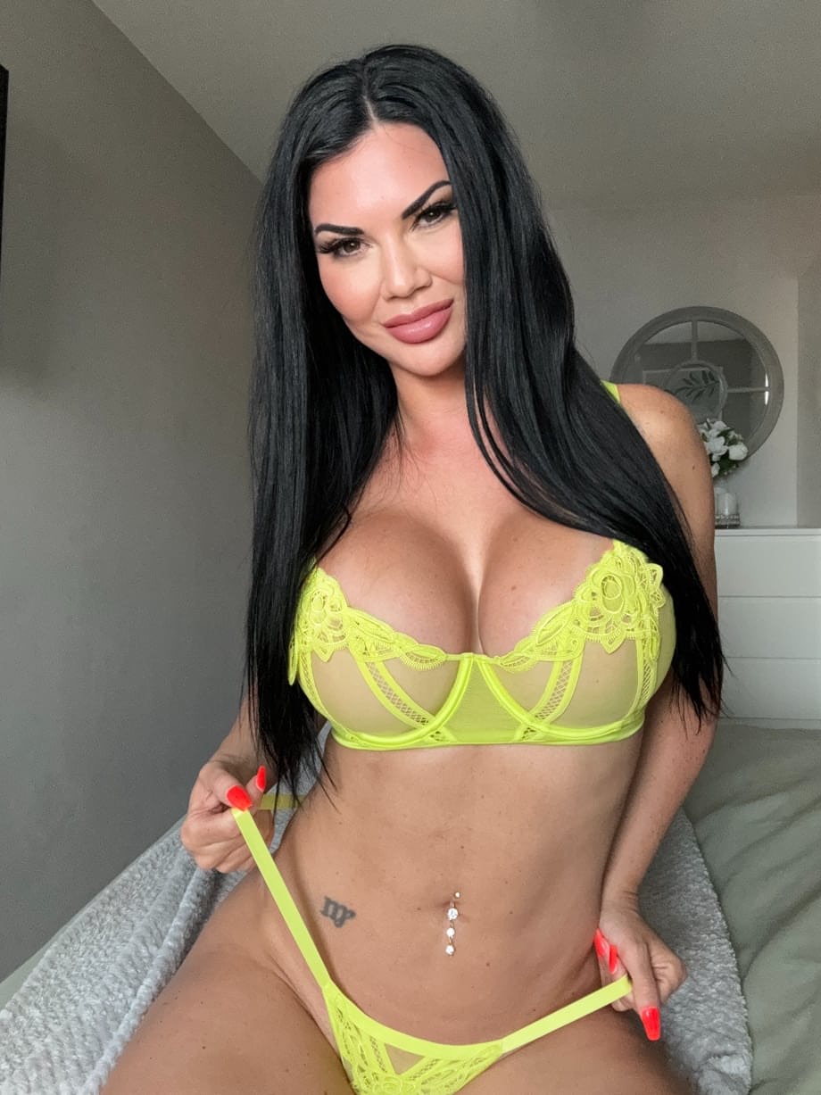 La exquisita Jasmine Jae camina con seducción luciendo sus voluptuosas curvas en un show de lencería de seda. - 4