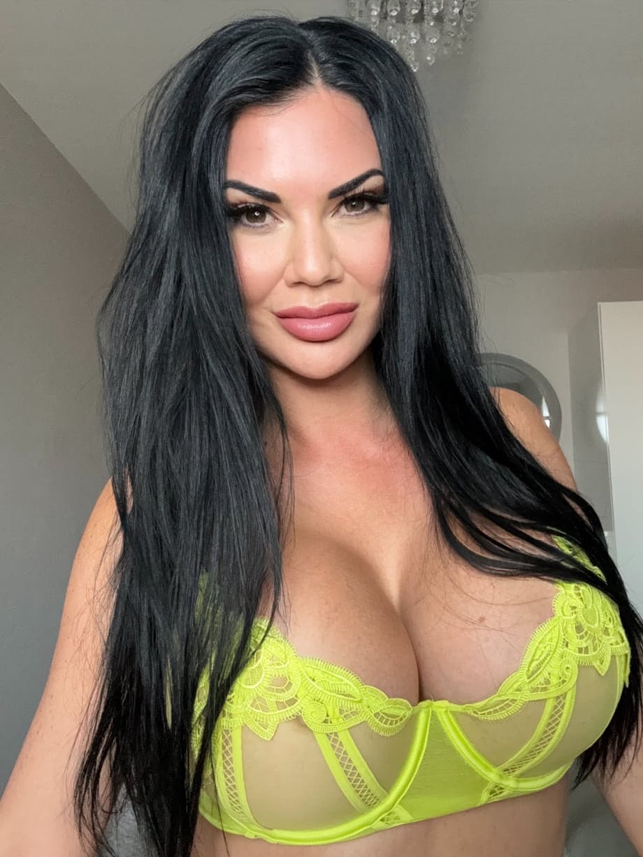 La exquisita Jasmine Jae camina con seducción luciendo sus voluptuosas curvas en un show de lencería de seda. - 6