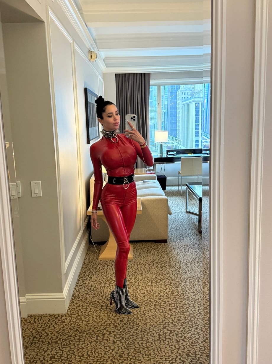 La splendida bruna Marisol VIP provoca con un sexy décolleté durante un servizio fotografico solo seducente - 15