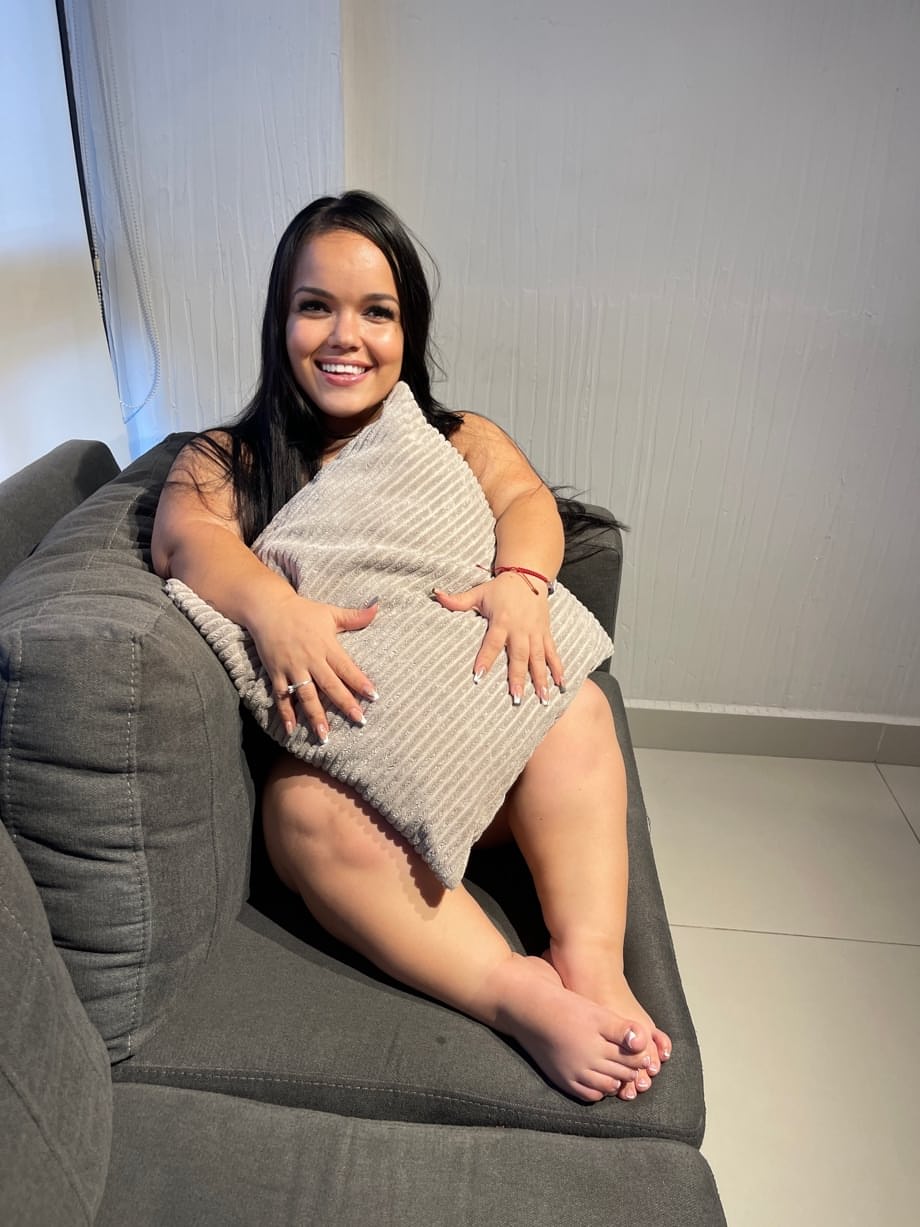 Julieta, une naine séduisante et rondelette, adoptant des poses provocantes seule, sans être nue - 5
