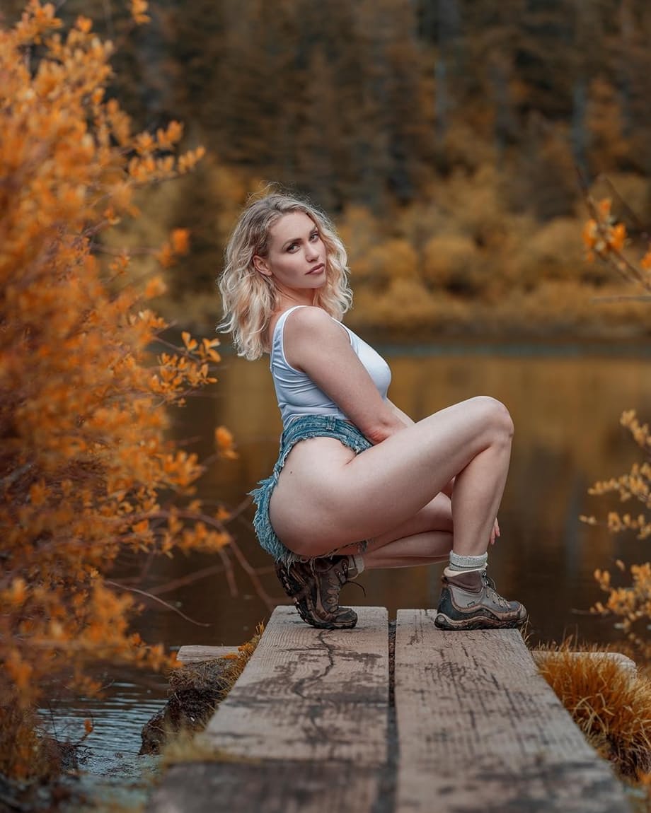 Mia Malkova seduce all'aperto con le sue curve voluttuose in una compilation esplosiva - 9
