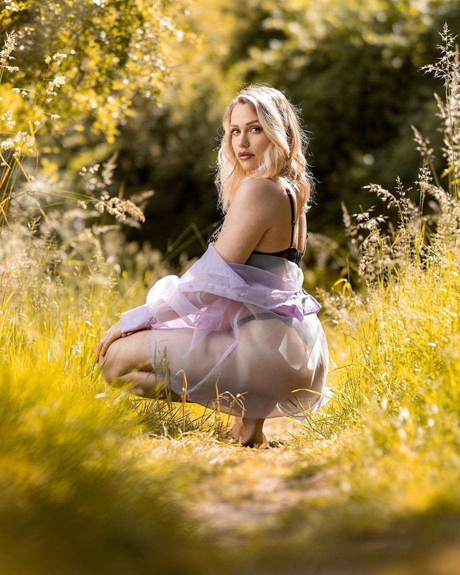 Mia Malkova seduce all'aperto con le sue curve voluttuose in una compilation esplosiva - 14